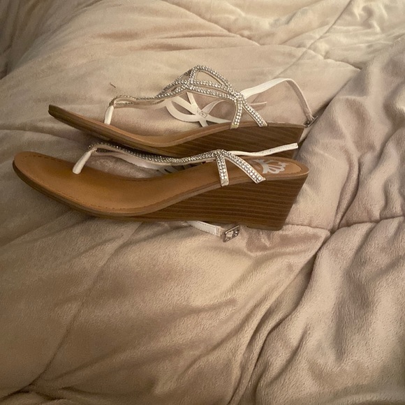 Fergalicious sandals size 7.5 - Picture 2 of 2